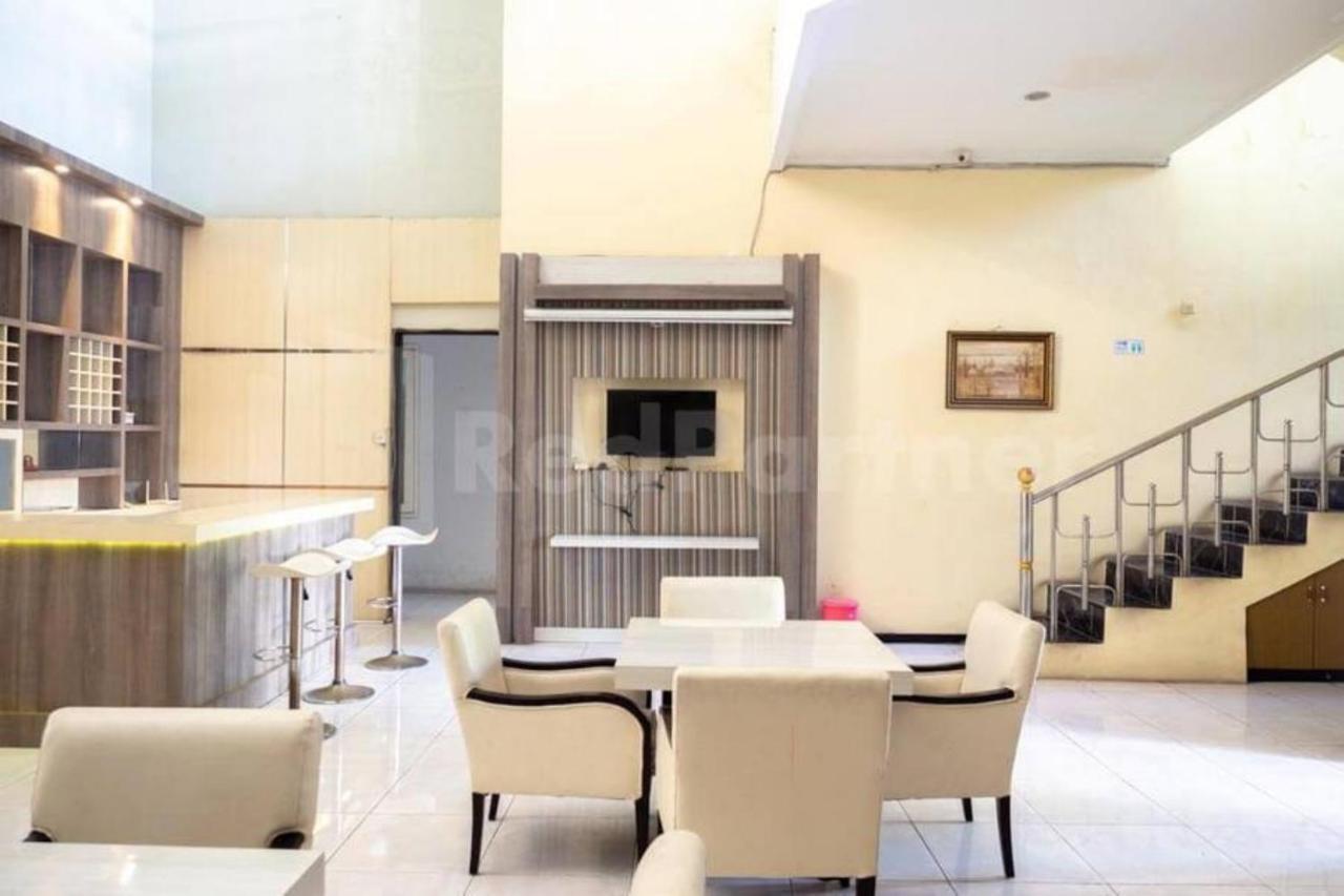 My Hommy Homestay Mitra Reddoorz Surabaya Exterior foto